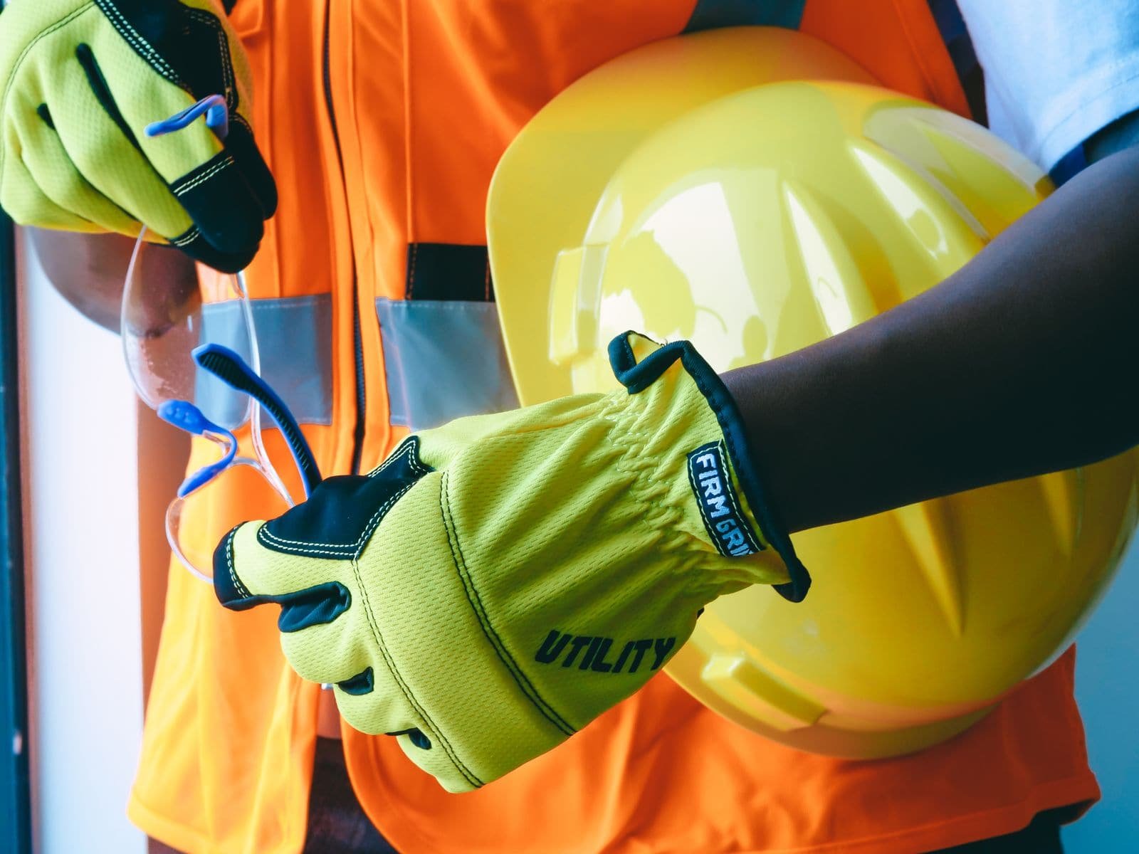 Gros plan sur un équipement de protection individuelle : gants et matériel de chantier.
